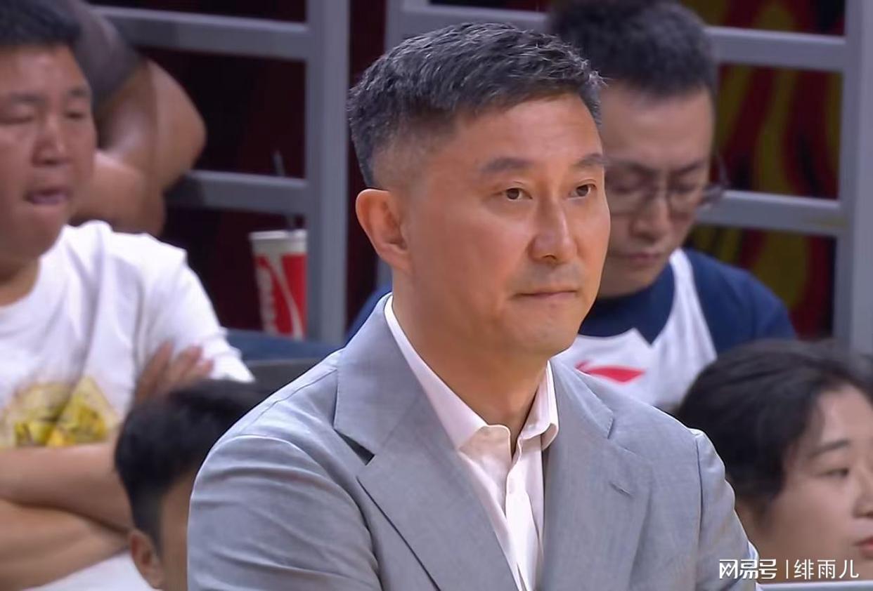 星空体育app-广东队更衣室内讧？杜锋疑似惨遭“架空”，狂逼朱芳雨换帅！